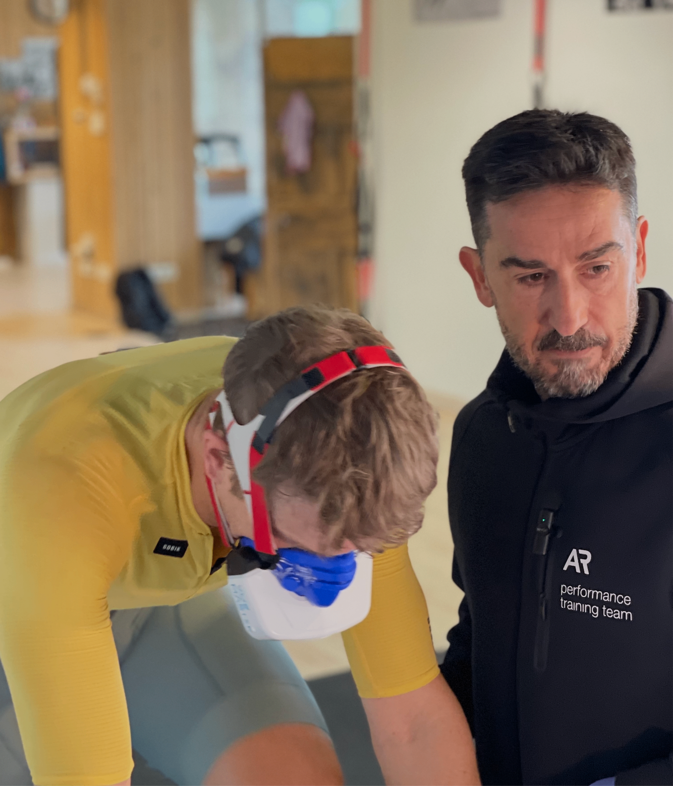 Álvaro Rance analizando datos junto a un deportista durante un test fisiológico