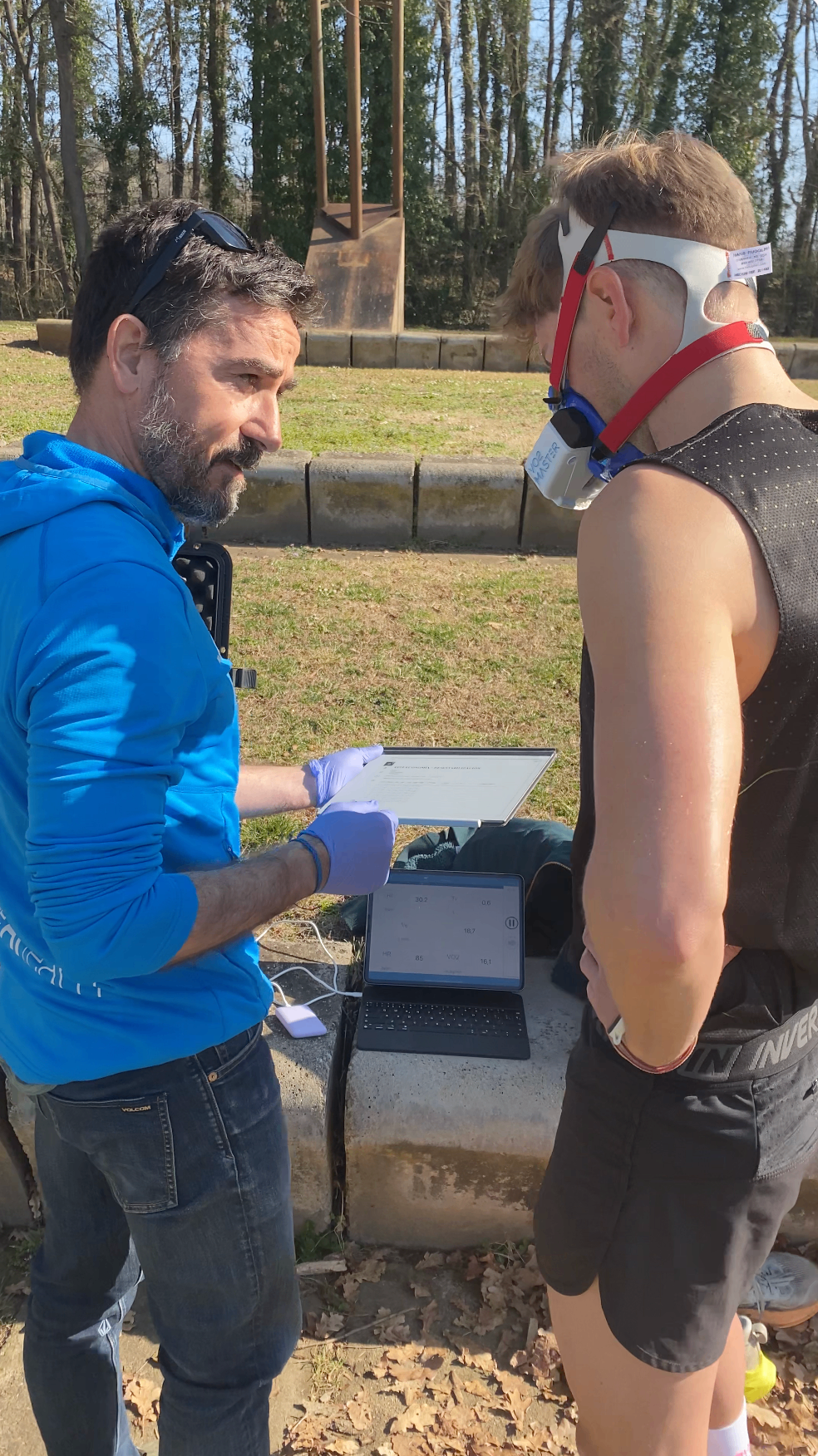 Álvaro Rance analizando datos fisiológicos en campo con un deportista